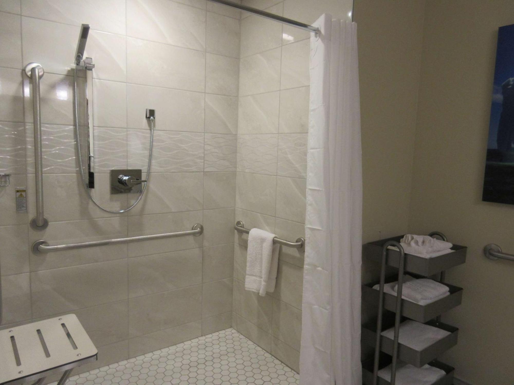 Queen Room Roll Shower Disability Access or Non-Smoking,1283766553:JPEG